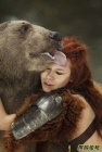 俄美女与熊亲吻共舞！