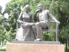 列宁和克鲁普斯卡雅夫妇塑像